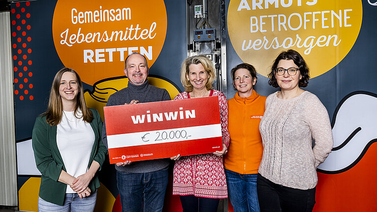 Scheckübergabe an Tafel Österreich: v.l.n.r.: Raphaela Gschwantner, WINWIN Marketing; Peter Simoner, Managing Director WINWIN; Alexandra Gruber, Geschäftsführerin Die Tafel Österreich; Julia Szewald, Leitung Fundraising Die Tafel Österreich und Agnes Rohrweck, WINWIN Marketing
